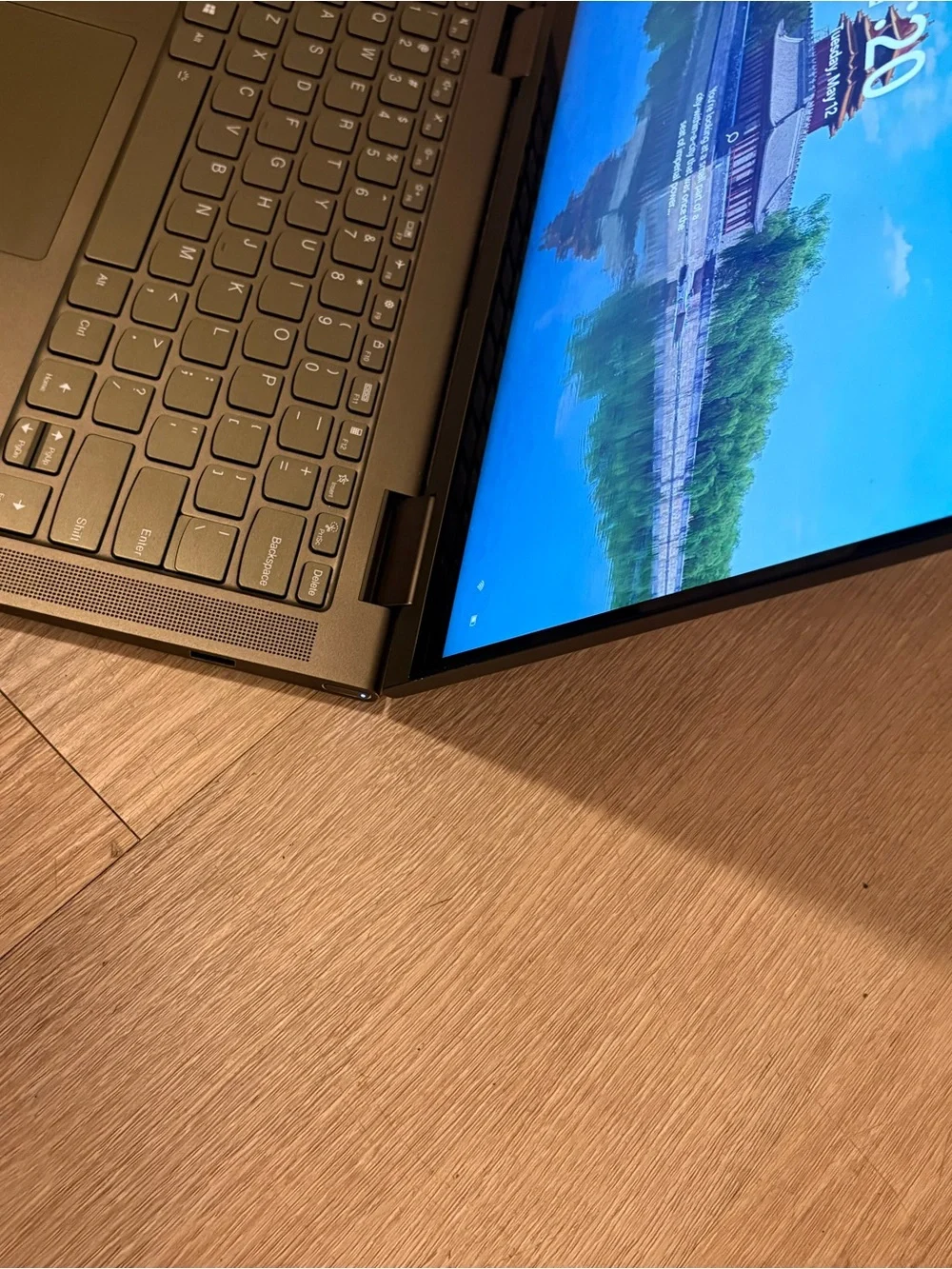 Lenovo yoga Laptop Touchscreen Has fingerprint password access Mild wear